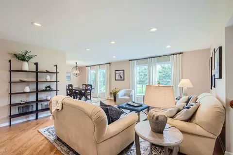 845 Park Dr, Hoffman Estates, IL 60192 photo 5