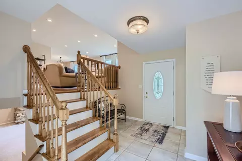 845 Park Dr, Hoffman Estates, IL 60192 photo 2