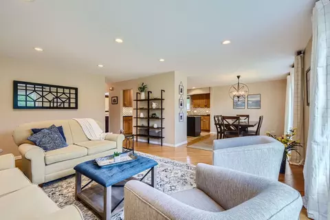 845 Park Dr, Hoffman Estates, IL 60192 photo 6