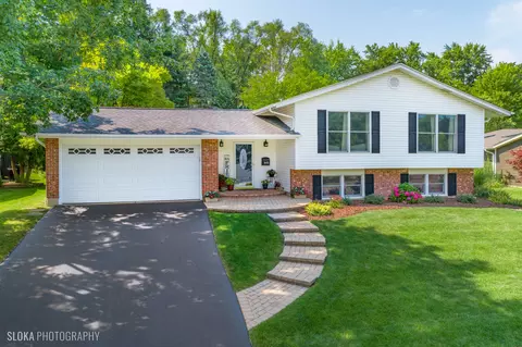 845 Park Dr, Hoffman Estates, IL 60192