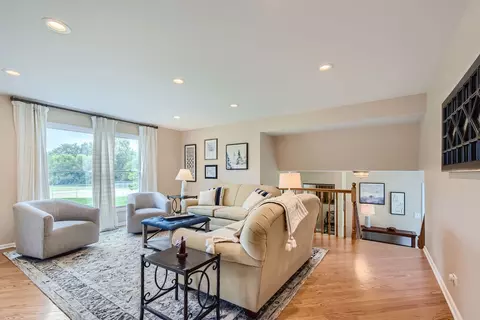 845 Park Dr, Hoffman Estates, IL 60192 photo 4