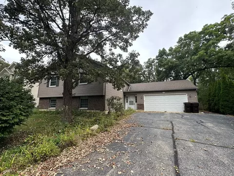 8904 W Alto Vis, Crystal Lake, IL 60014
