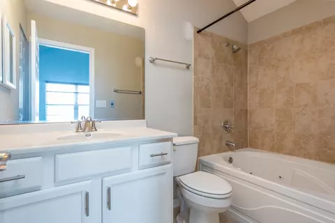 Bath - 2871 N Augusta Dr, Wadsworth, IL 60083 photo 2 of 3