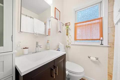 Bath - 1118 Darrow Ave, Evanston, IL 60202 photo 1 of 1