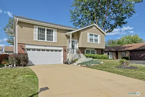 7 Clairidge Ct, Streamwood, IL 60107