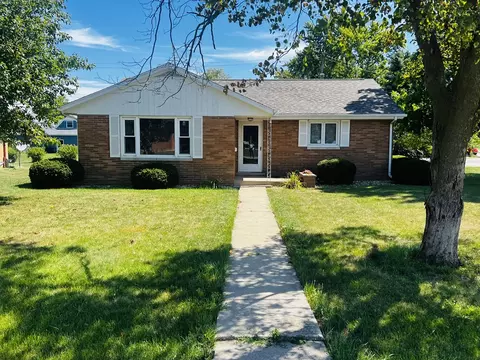 325 7th St, Chenoa, IL 61726