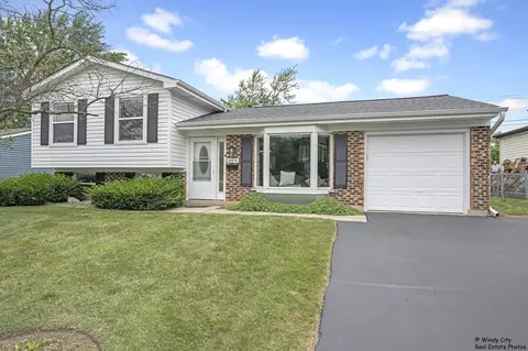 809 Hastings Ln, Hanover Park, IL 60133