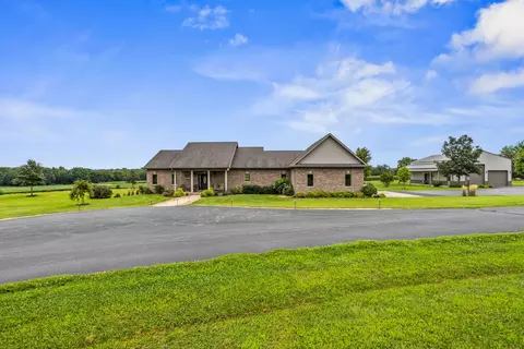 1069 E Il Route 10, Monticello, IL 61856
