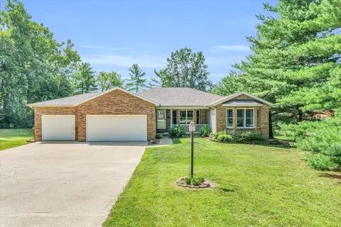 18 Hickory Ln, White Heath, IL 61884