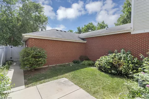 Exterior - 209 Garden Dr, Elgin, IL 60124 photo 4 of 5