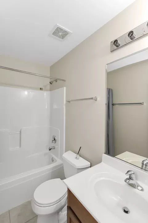 Bath - 209 Garden Dr, Elgin, IL 60124 photo 4 of 7