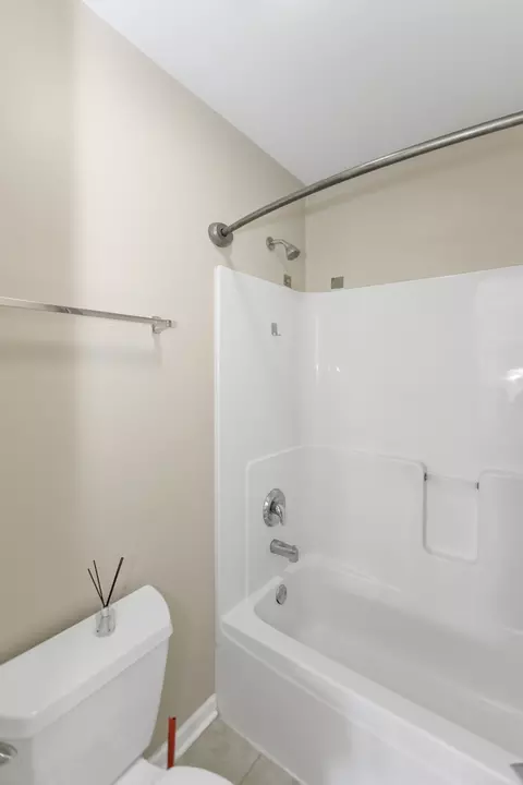 Bath - 209 Garden Dr, Elgin, IL 60124 photo 2 of 7