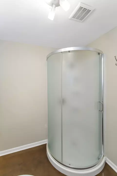 Bath - 209 Garden Dr, Elgin, IL 60124 photo 6 of 7