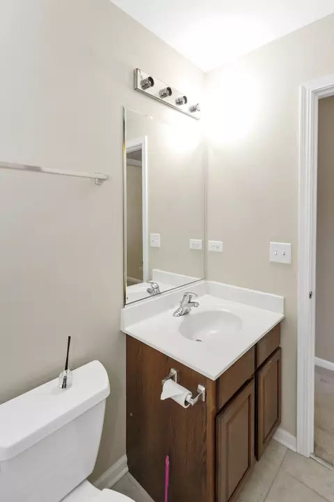 Bath - 209 Garden Dr, Elgin, IL 60124 photo 5 of 7