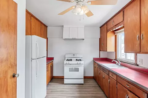 Kitchen - 247 E Hawkins St, Kankakee, IL 60901 photo 2 of 2