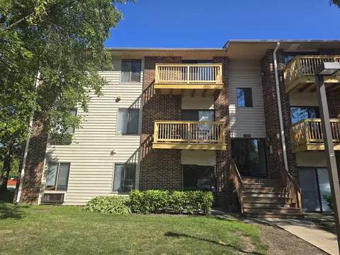 716 Prescott Dr #101, Roselle, IL 60172