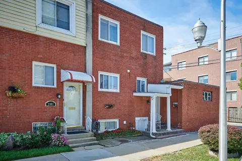 2911 W Glenlake Ave, Chicago, IL 60659