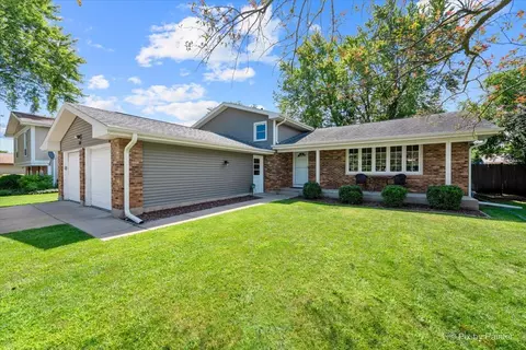 737 Bedford Dr, Crystal Lake, IL 60014