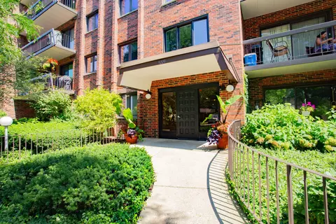 9221 Drake Ave #304, Evanston, IL 60203