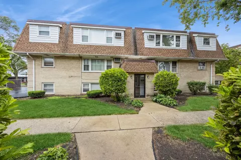 9911 58th St #10, Countryside, IL 60525