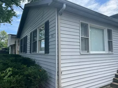 301 E Hawthorne Dr, Round Lake Beach, IL 60073