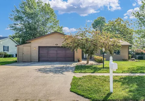 1000 Fawn Dr, Mahomet, IL 61853