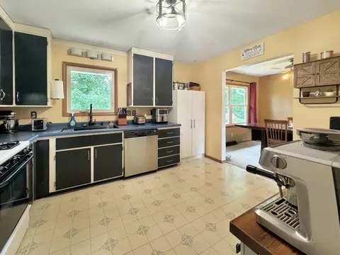 Kitchen - 675 Shimer Dr, Freeport, IL 61032 photo 3 of 3