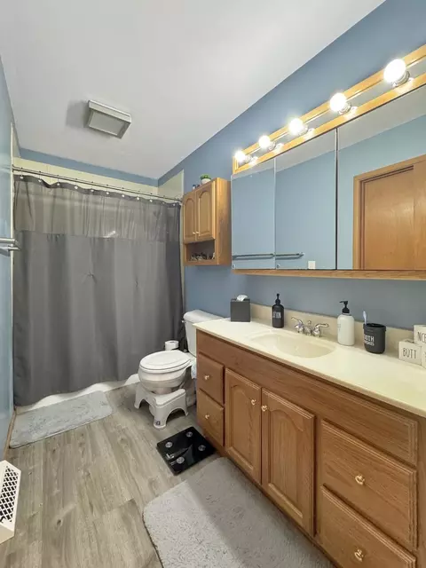 Bath - 675 Shimer Dr, Freeport, IL 61032 photo 1 of 2