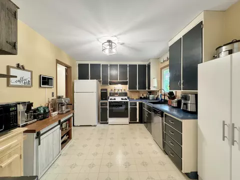 Kitchen - 675 Shimer Dr, Freeport, IL 61032 photo 1 of 3