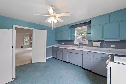 Kitchen - 306 E Prospect Ave, Lake Bluff, IL 60044 photo 2 of 3