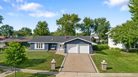 900 Heather Ln, Hoffman Estates, IL 60169