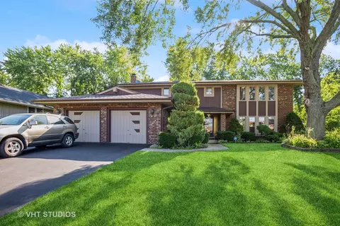 243 Southwick Ln, Schaumburg, IL 60173