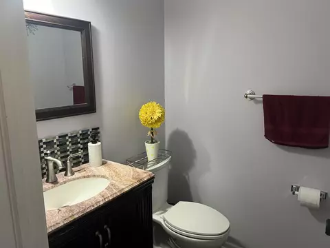 Bath - 671 Woodbridge Dr, Elgin, IL 60124 photo 1 of 5