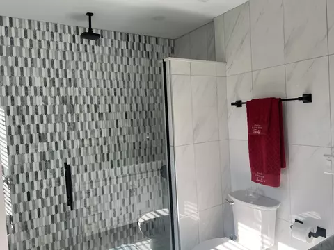 Bath - 671 Woodbridge Dr, Elgin, IL 60124 photo 2 of 5
