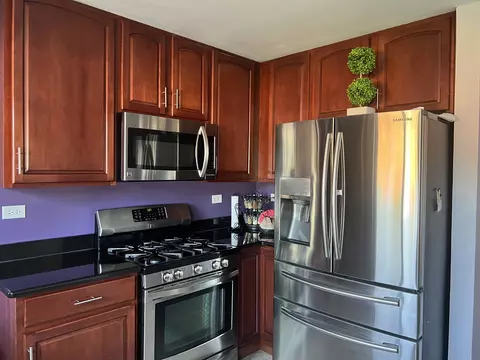 Kitchen - 671 Woodbridge Dr, Elgin, IL 60124 photo 2 of 3