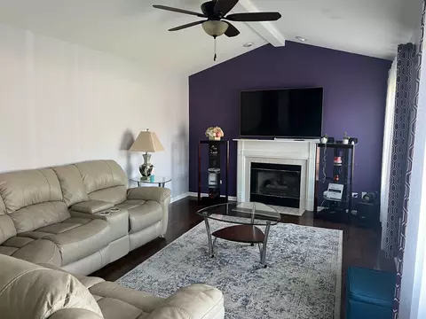 Living - 671 Woodbridge Dr, Elgin, IL 60124 photo 2 of 3