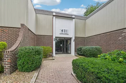 431 73rd St #104, Downers Grove, IL 60516