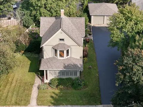 411 Vine St, Woodstock, IL 60098