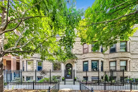 843 W Grace St #2E, Chicago, IL 60613
