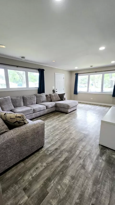 Living - 333 Mohawk St, Park Forest, IL 60466 photo 2 of 3