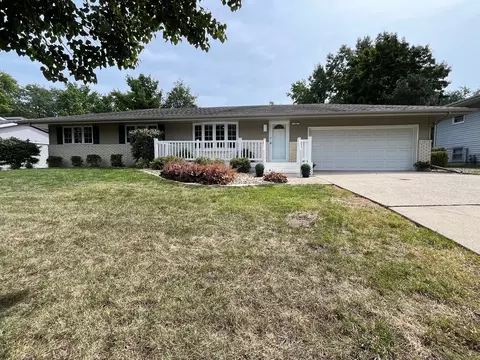 106 Camelot Dr, Bloomington, IL 61704