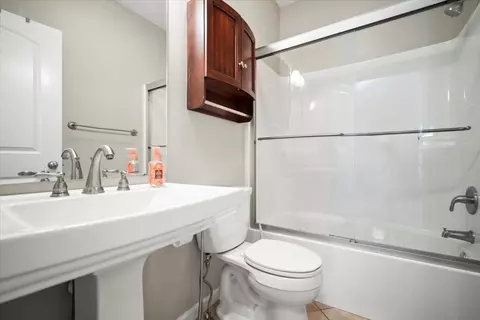 Bath - 2909 Red Oak Rd, Bloomington, IL 61704 photo 2 of 3