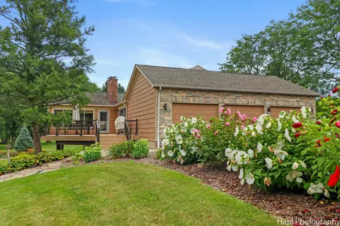 Exterior - 2 Overbrook Rd, South Barrington, IL 60010 photo 2 of 9