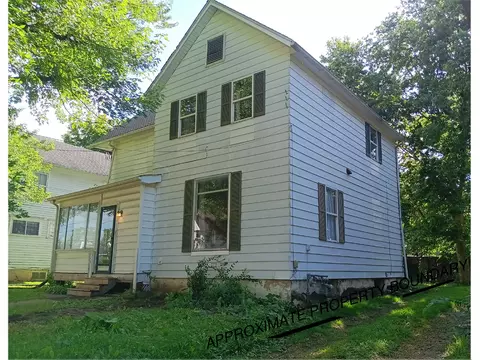 624 S Benton Ave, Freeport, IL 61032