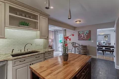 Kitchen - 1170 Downing Dr, Hoffman Estates, IL 60192 photo 3 of 3
