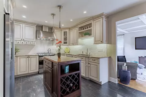 Kitchen - 1170 Downing Dr, Hoffman Estates, IL 60192 photo 2 of 3
