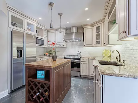 Kitchen - 1170 Downing Dr, Hoffman Estates, IL 60192 photo 1 of 3