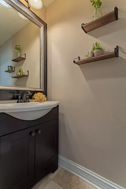 Bath - 1170 Downing Dr, Hoffman Estates, IL 60192 photo 4 of 4