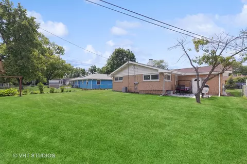 Exterior - 829 Sheldon Ave, Aurora, IL 60506 photo 4 of 5