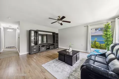 Living - 829 Sheldon Ave, Aurora, IL 60506 photo 1 of 2